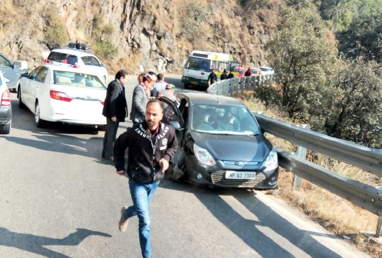 himachal health minister car collided with another vehicle