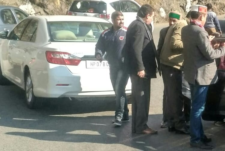 himachal health minister car collided with another vehicle
