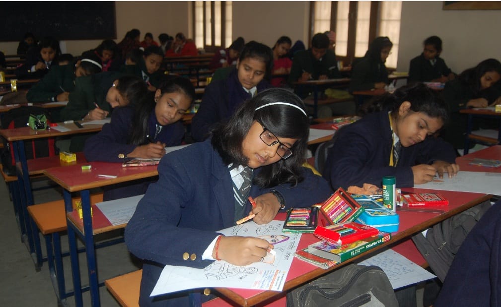 छात्र-छात्राओं ने कैनवस पर उतारीं कल्पनाएं