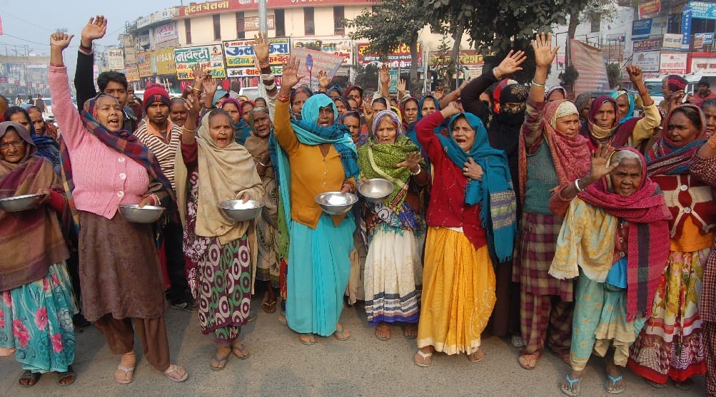 मानबेला के किसानों और महिलाओं ने भिक्षाटन किया