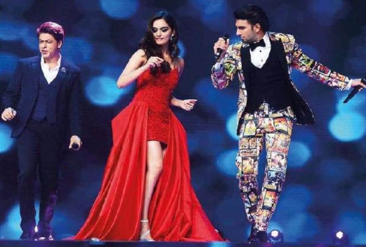 Ranveer Singh spotted in fimly dress at Filmfare Award 2018 red carpet 