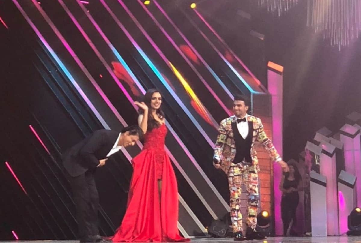 Ranveer Singh spotted in fimly dress at Filmfare Award 2018 red carpet 