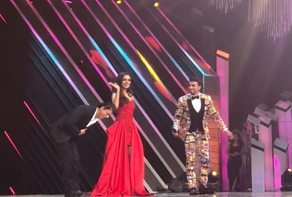 Ranveer Singh spotted in fimly dress at Filmfare Award 2018 red carpet 