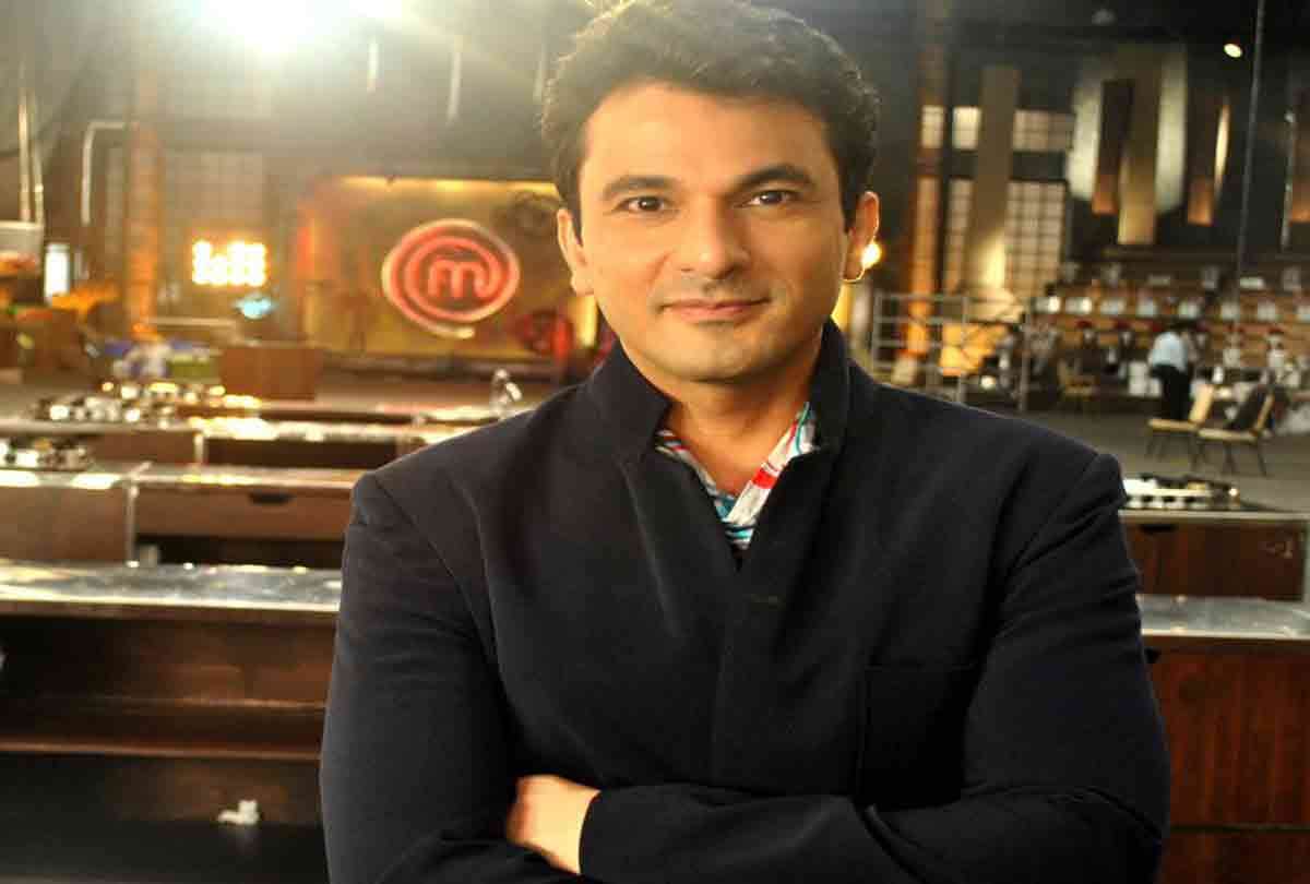 popular chef vikas khanna was threatened to chop his fingers by owner of the hotel