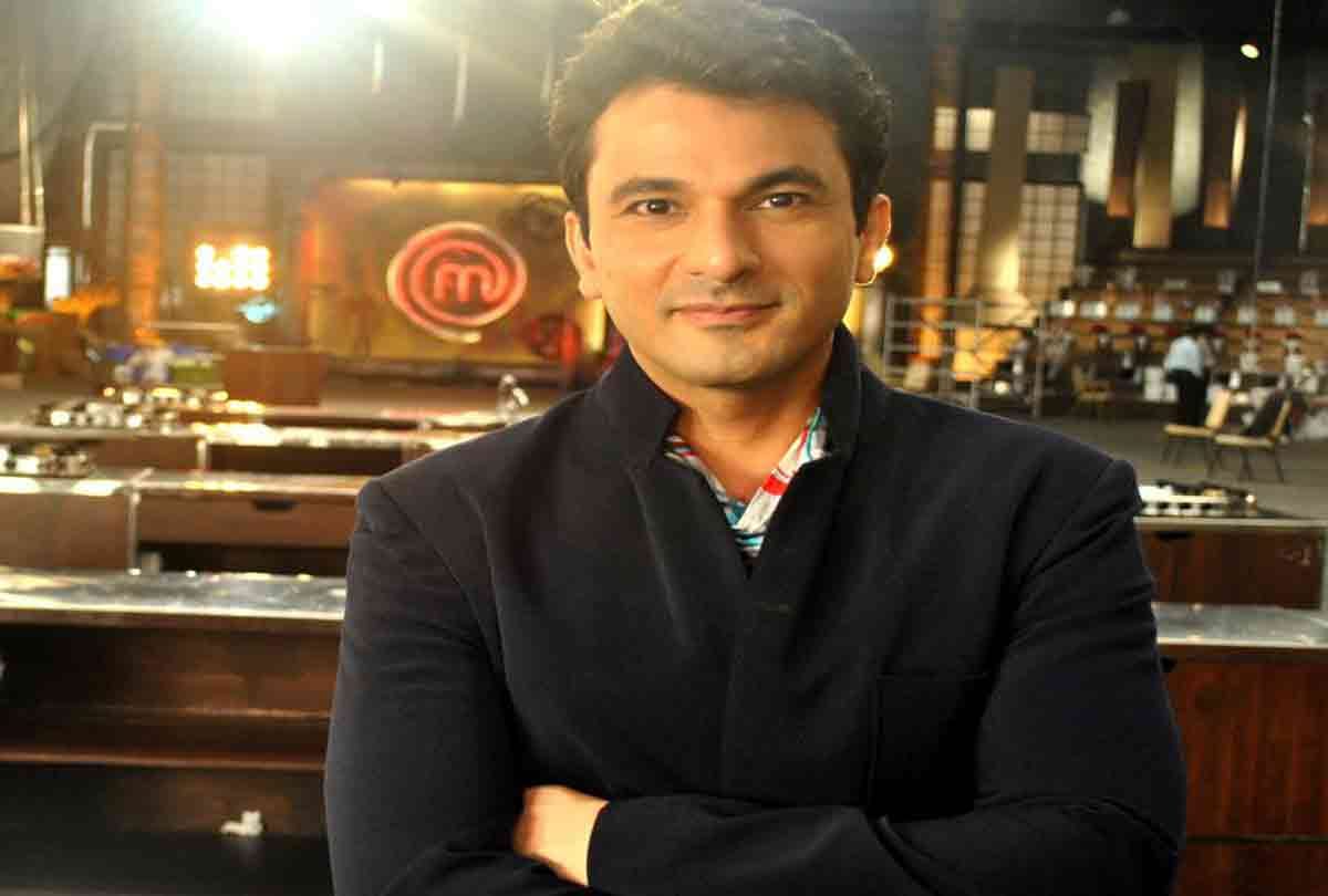 popular chef vikas khanna was threatened to chop his fingers by owner of the hotel