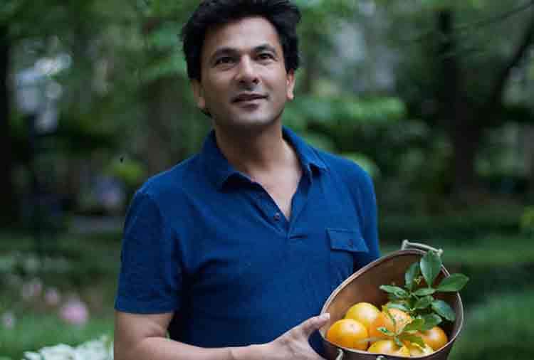 popular chef vikas khanna was threatened to chop his fingers by owner of the hotel