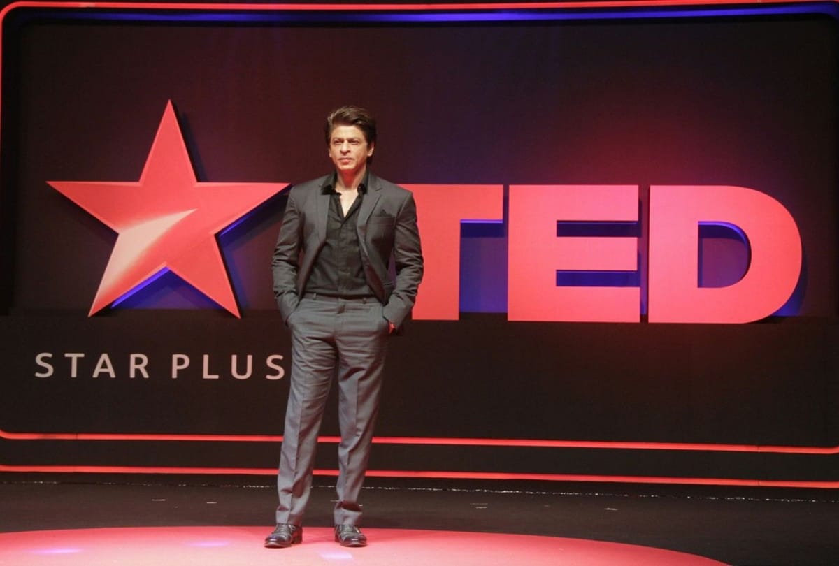 Shah rukh Khan wishes newly married couple on twitter after they share photo with Mannat