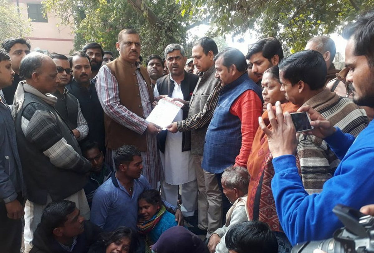 Samajwadi Party demand for compensation in laborers death in an accident in Kanpur