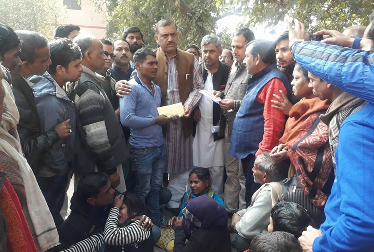Samajwadi Party demand for compensation in laborers death in an accident in Kanpur