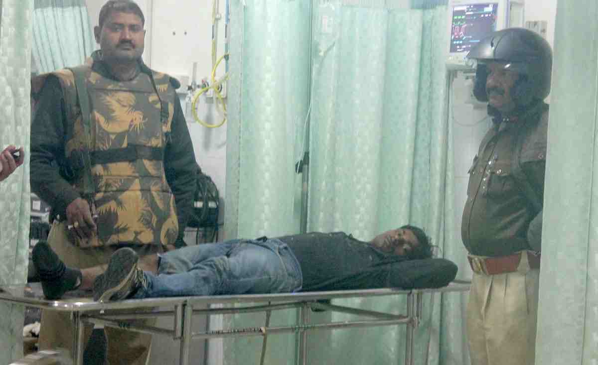 Police encounter in varanasi and two criminal arrested