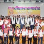 गोल्ड मेडल विजेता छात्र छात्राओं के साथ मौजूद राज्यपाल राम नाईक 