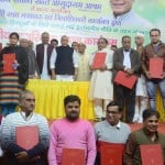 भारत की नागरिकता पाने वाले लोगों के साथ गृहमंत्री राजनाथ सिंह।