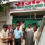 सृजन महिला सहयोग समिति के कार्यालय में पुलिस टीम (फाइल फोटो)