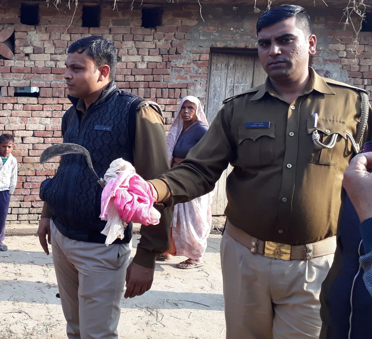 हर जुबां पर नई कहानी, कुछ तो पर्दादारी है
