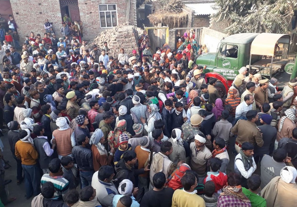 सेब भरा ट्रक पलटा, छात्र की कुचलकर मौत