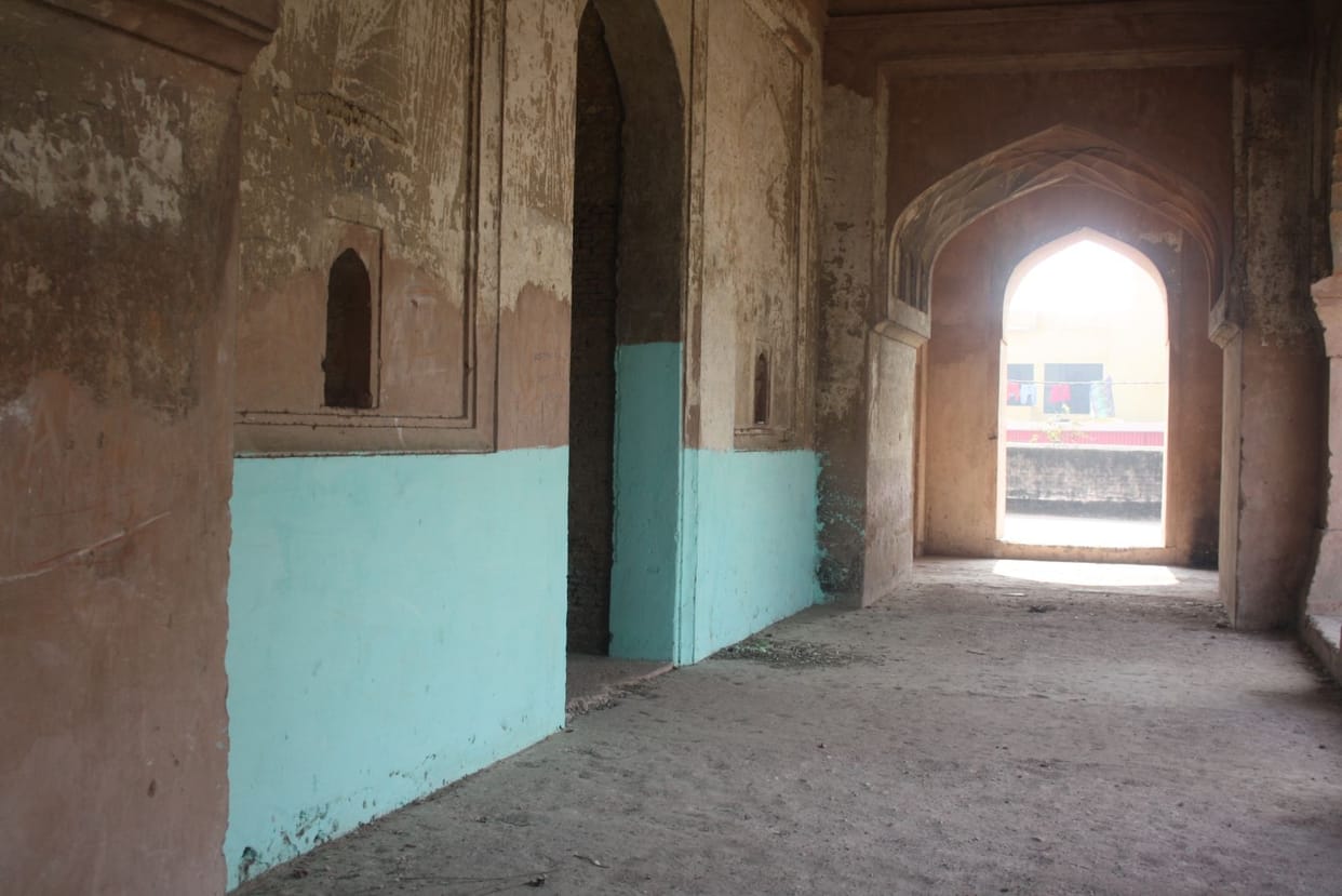 संरक्षित स्मारक रोजा को मजहबी रंग देने की कोशिश
