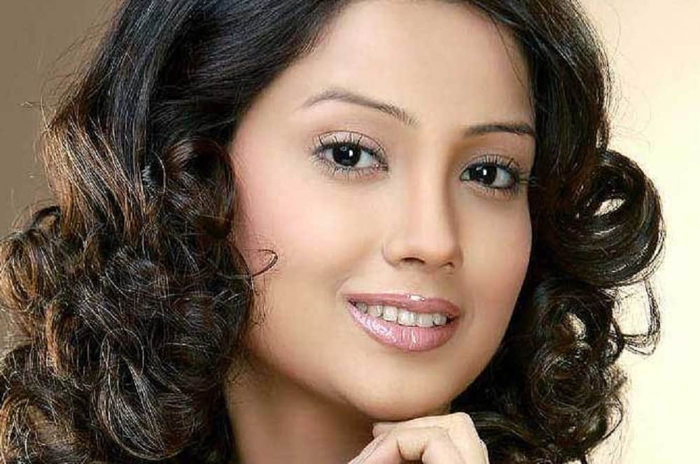 naagin actress adaa khan becomes the recent victim of debit card fraud
