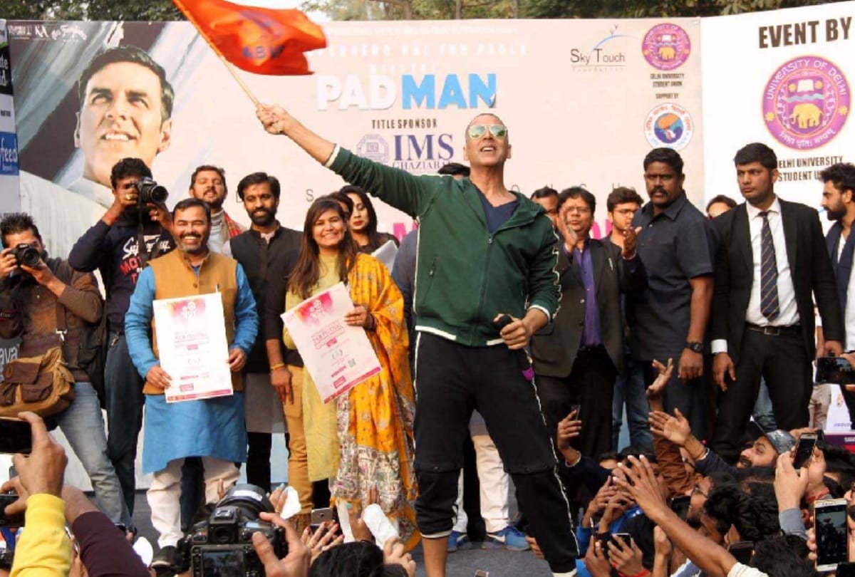 akshay kumar reached delhi university to promote padman