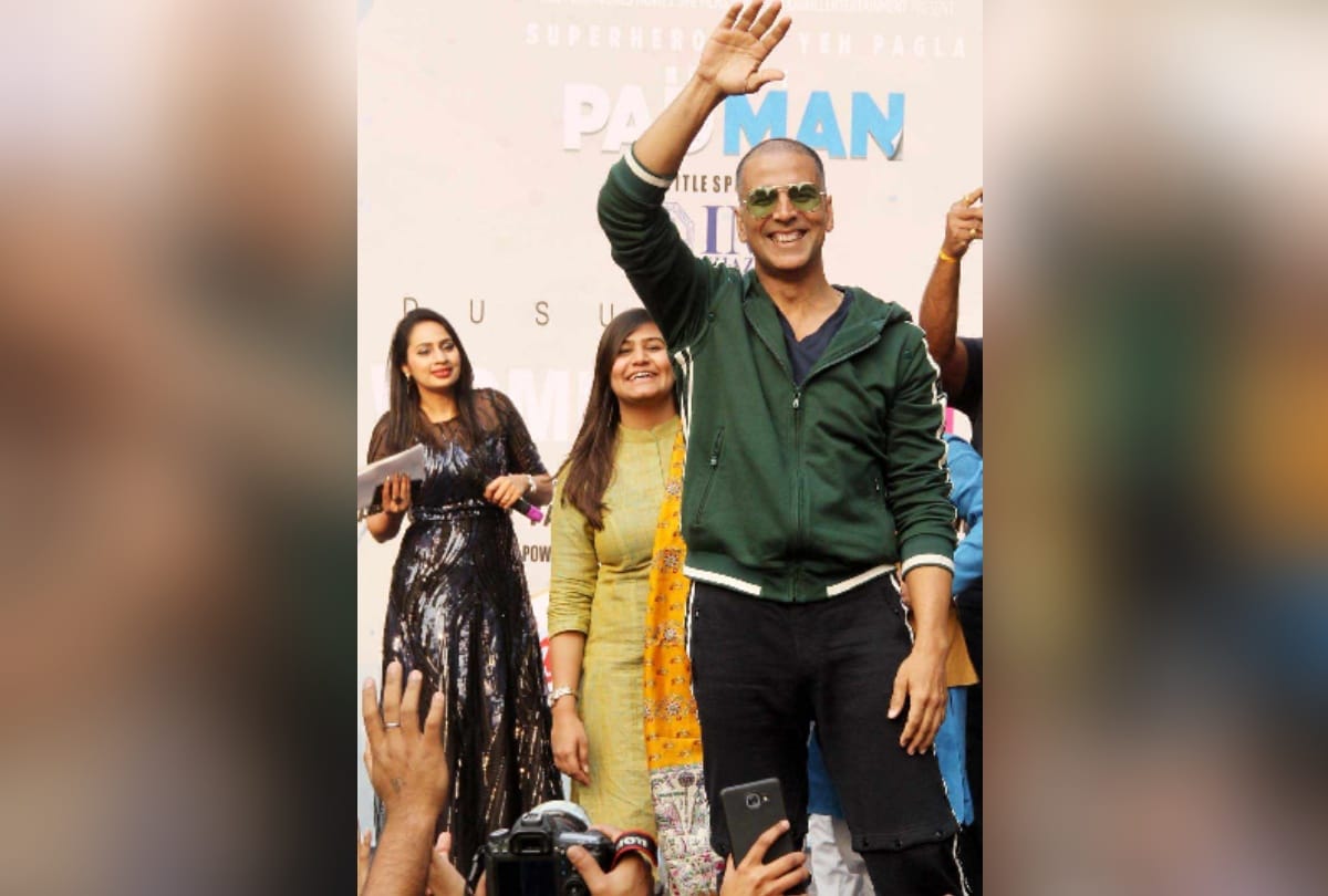 akshay kumar reached delhi university to promote padman