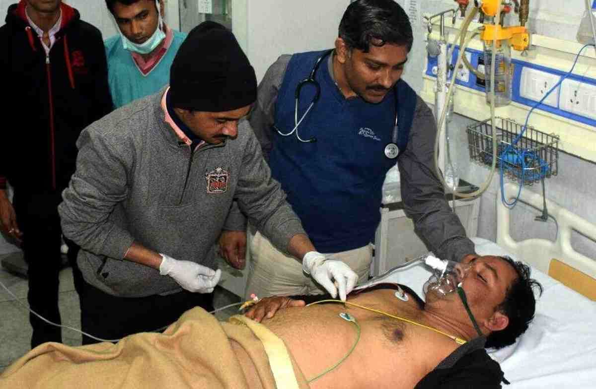 Criminal gun shot on policeman in azamgarh