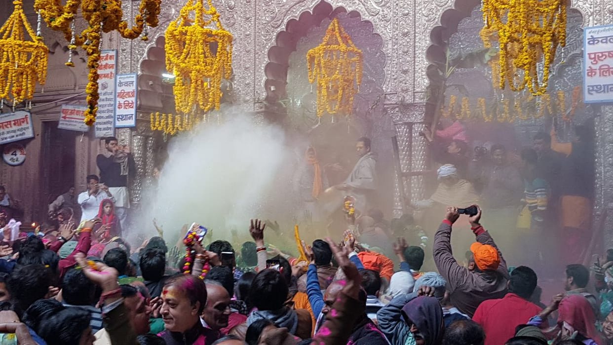 holi begins in mathura and vrindavan