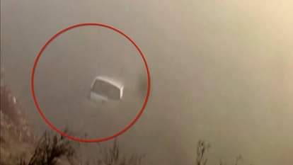 CAR FALLEN IN KANPUR GANGA BAIRAG DUE TO FOG ALL PEOPLE SAFE