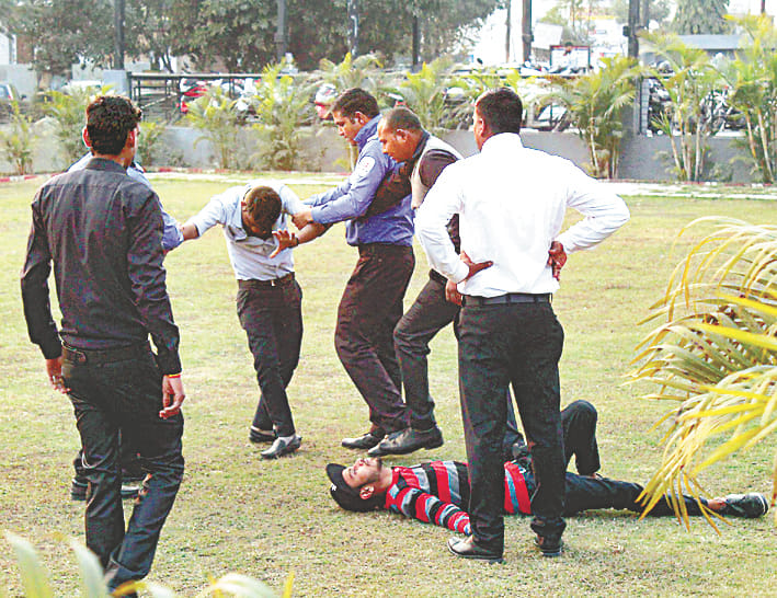 2 guy beaten by security gaurd brutually