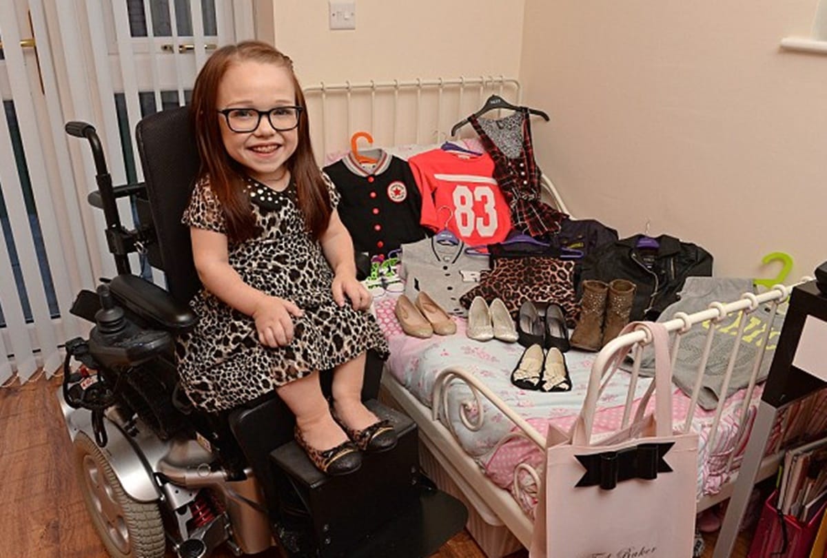 tiniest woman of britain telling about everyday pain and struggle