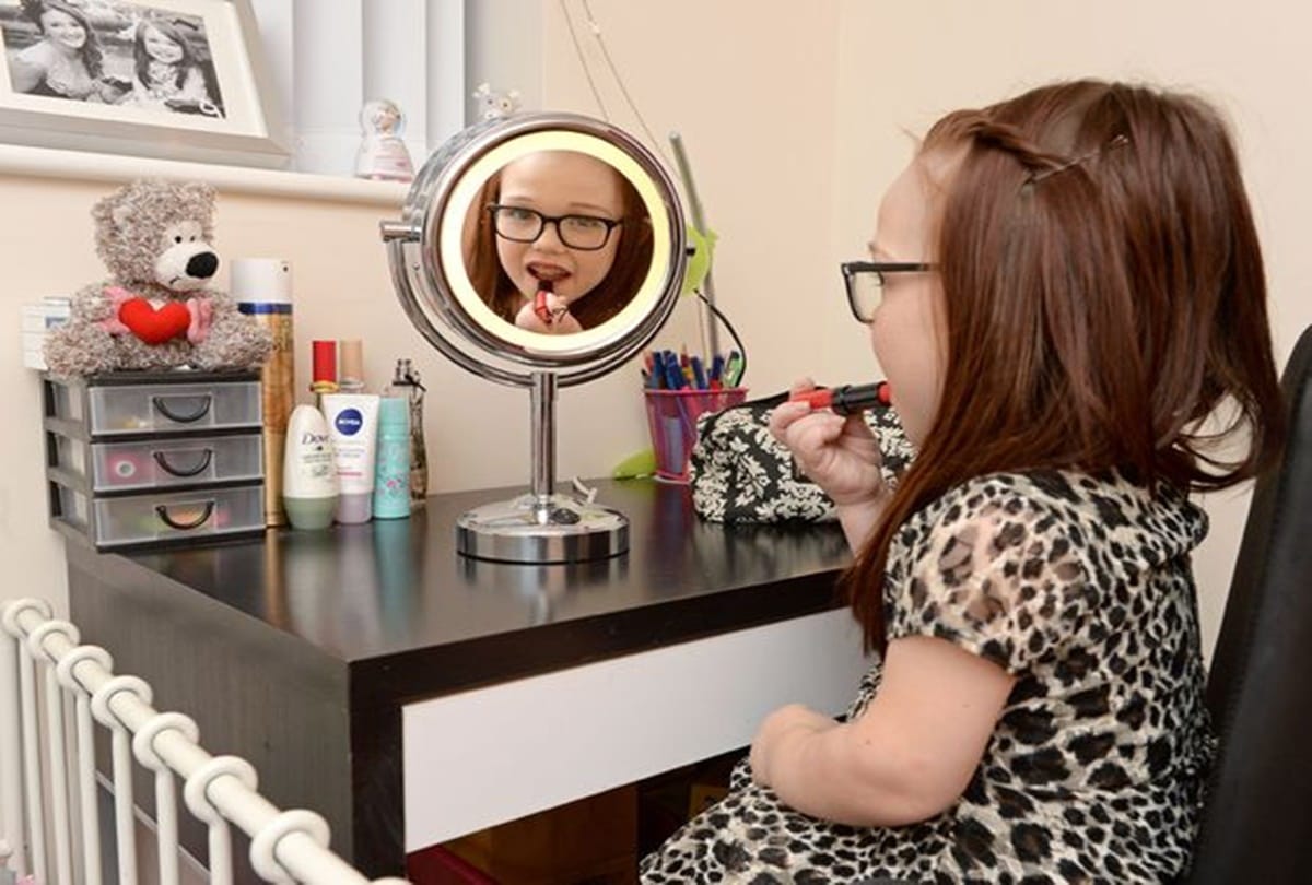 tiniest woman of britain telling about everyday pain and struggle
