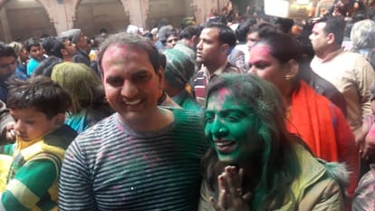 holi begins in mathura and vrindavan