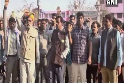 padmavat rajasthan bhilwara a rajput man climbed bsnl tower 