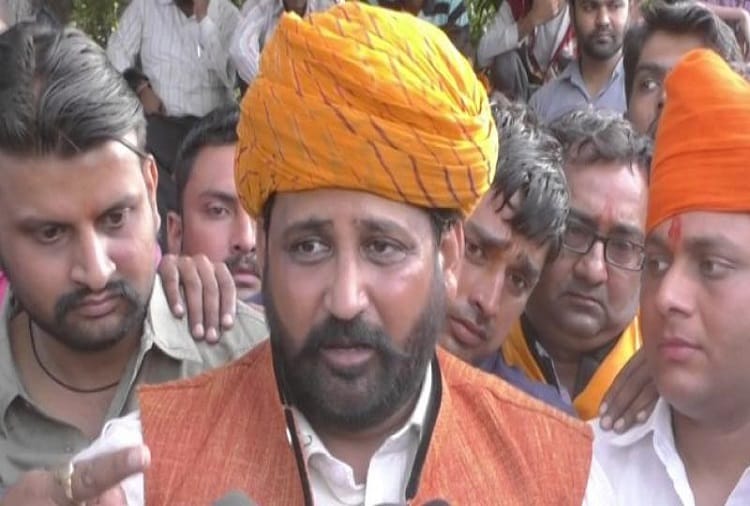 padmaavat controversy- rajput organisations given threat to stop trains ahead of film release 