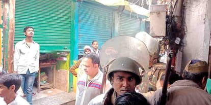 kashi vishwnath temple security man beat shopkeeper