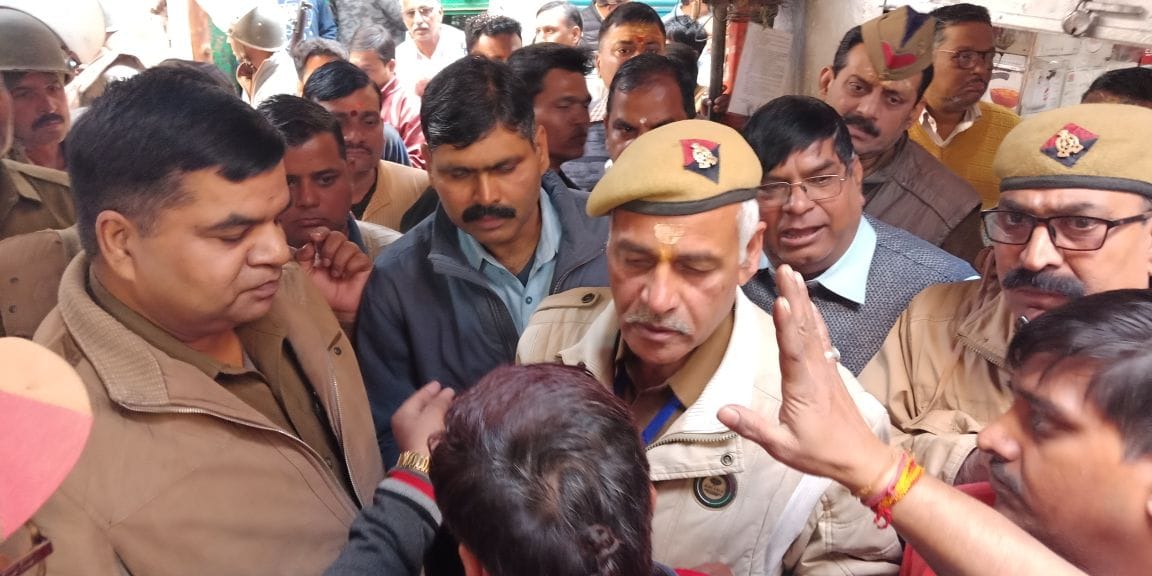 kashi vishwnath temple security man beat shopkeeper