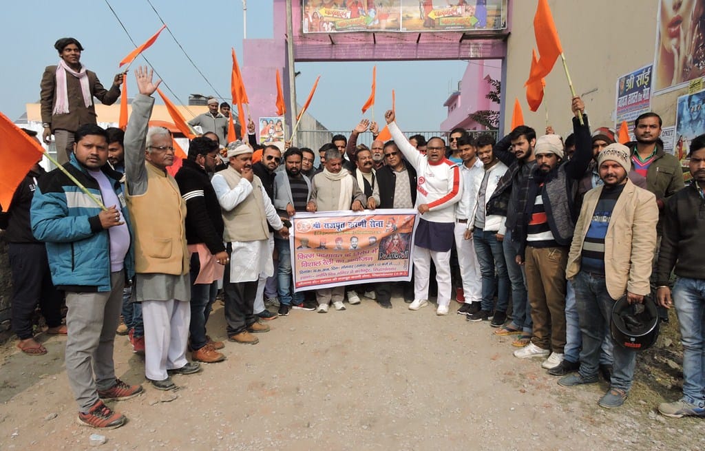 पद्मावत फिल्म का प्रदर्शन रोकने को सड़क पर उतरी करणी सेना