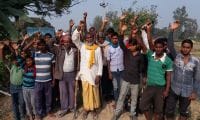 सड़क निर्माण की मांग को लेकर ग्रामीणों ने किया प्रदर्शन