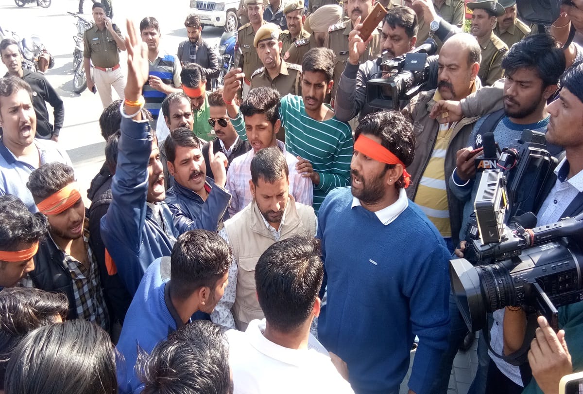 Against the SC / ST act, the upper castes showed the strength,called the closed yesterday