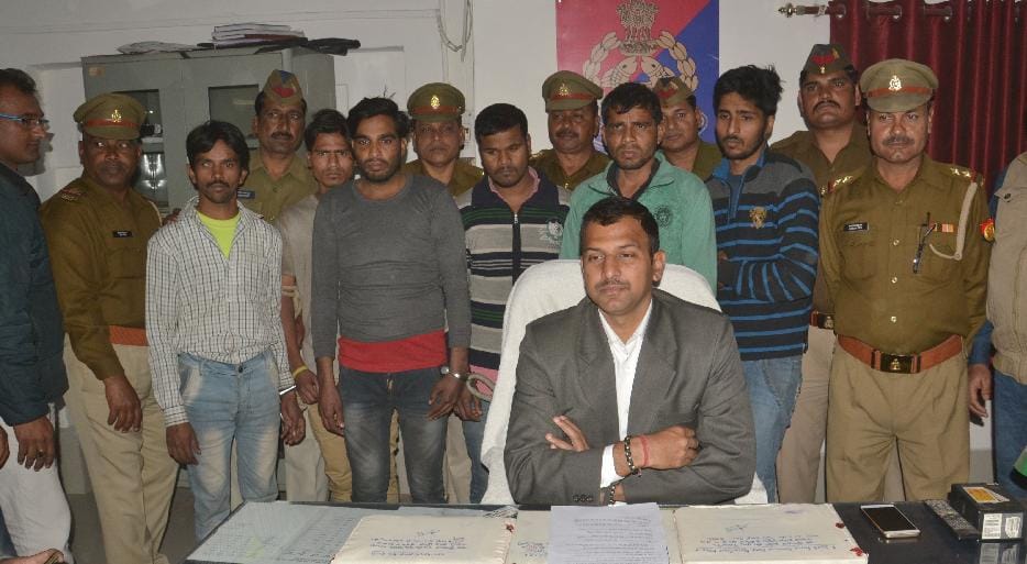 police arrested robbers in agra 