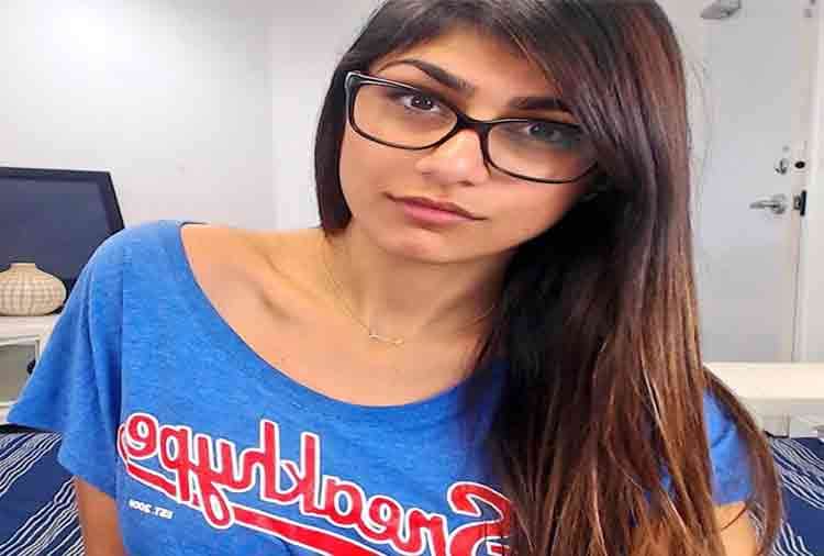 porn star mia khalifa steps into wrestling ring wrestler gives bad expressions