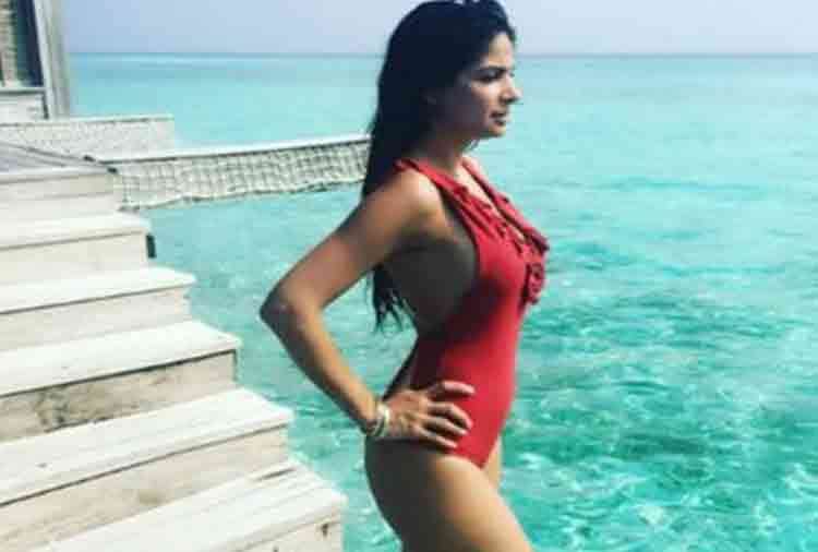 actress mumtaz daughter tanya madhvani bikini photos in maldives goes viral