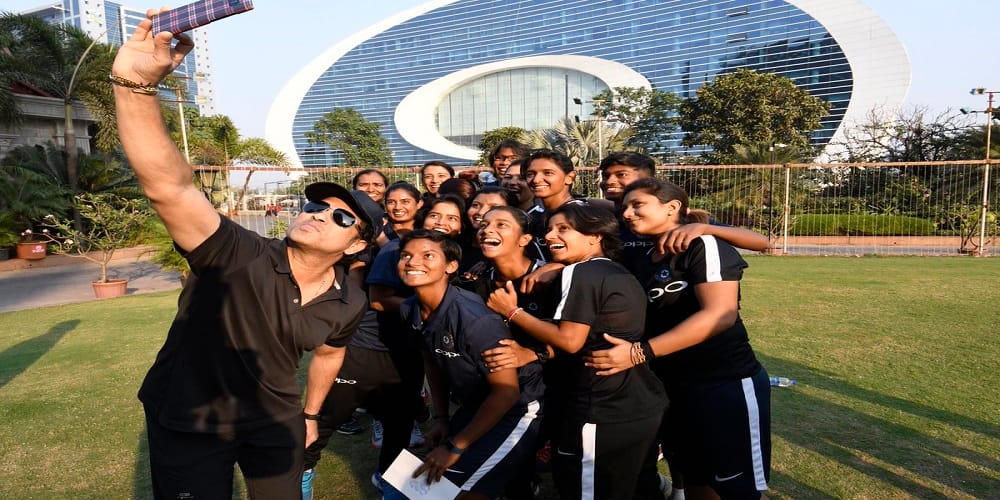 sachin tendulkar meets indian women cricket team before south africa tour