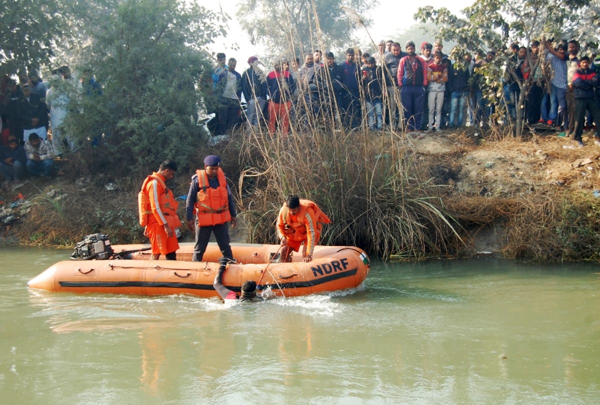Car fall in canal, one died and four is missing