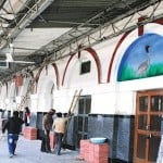  रेलवे स्टेशन के प्लेटफार्म नंबर एक की दीवार पर बनाई गई पक्षी सारस की पेंटिंग। 