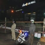 सिनेमाघरों के बाहर पुलिस का कड़ा पहरा 