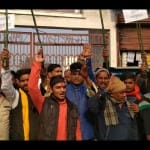 प्रदर्शन करते लाेग।