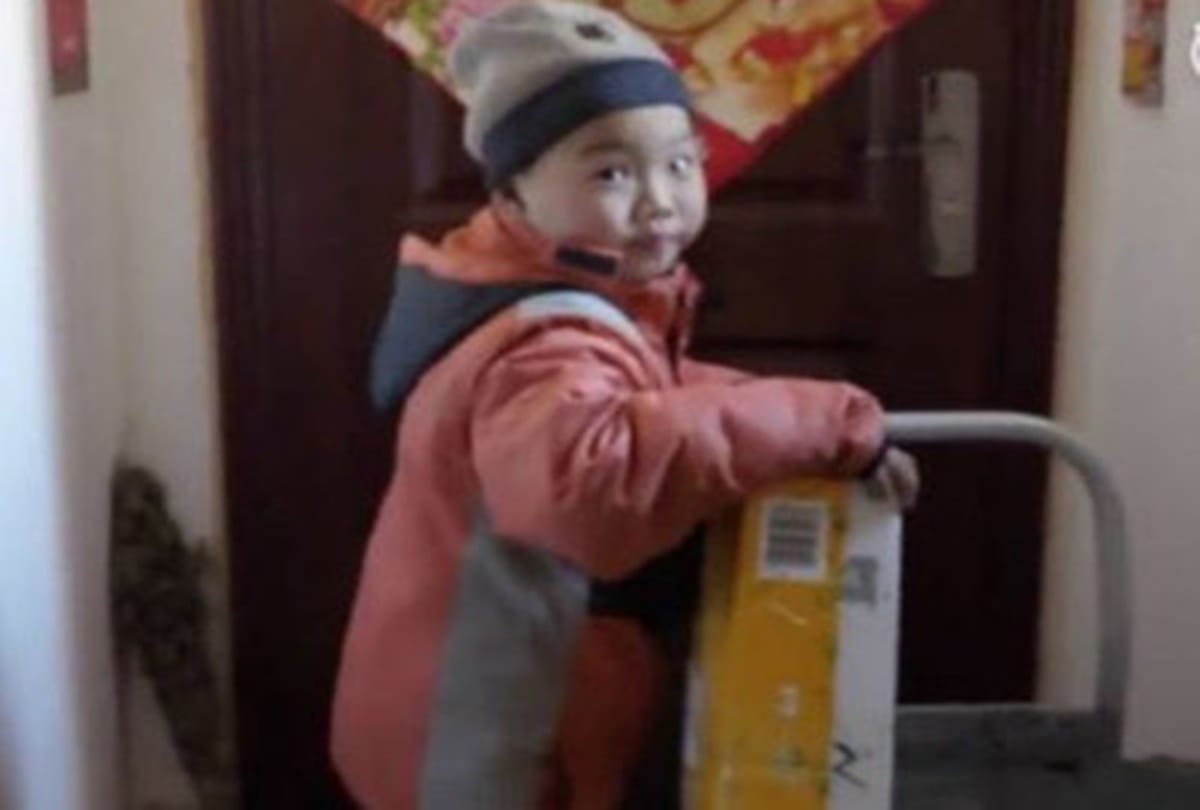 Seven year old delivery boy work take attention of the whole world 