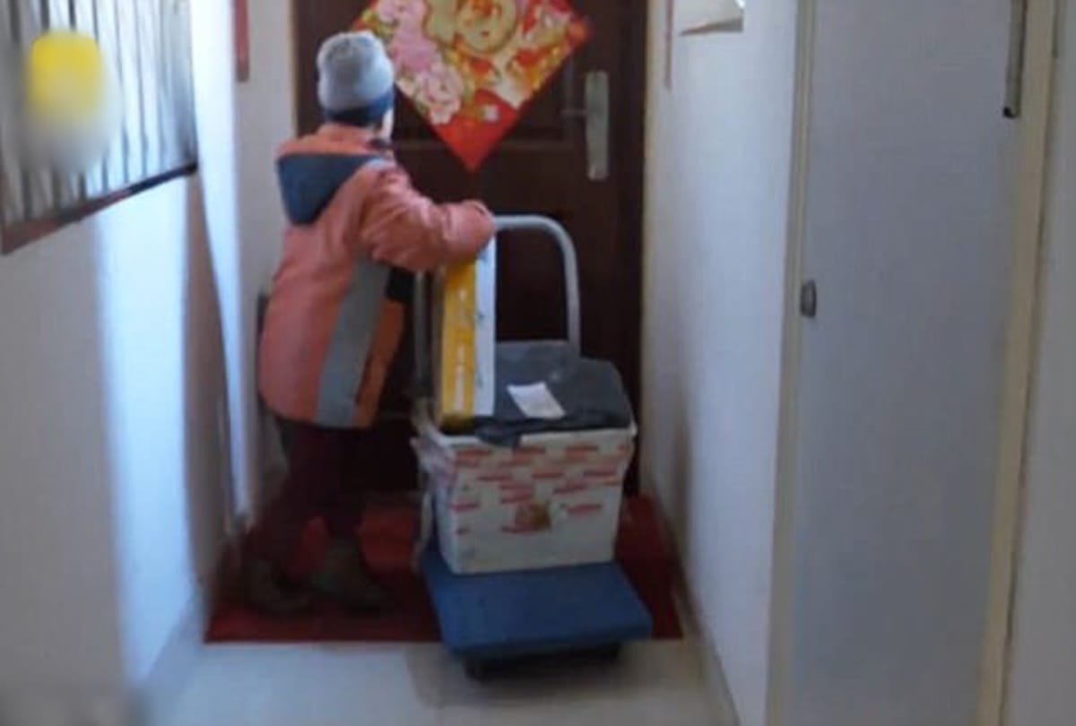 Seven year old delivery boy work take attention of the whole world 