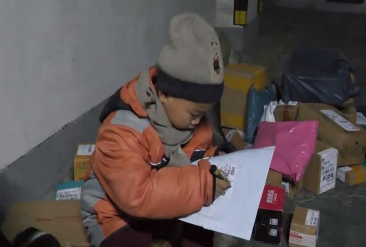 Seven year old delivery boy work take attention of the whole world 
