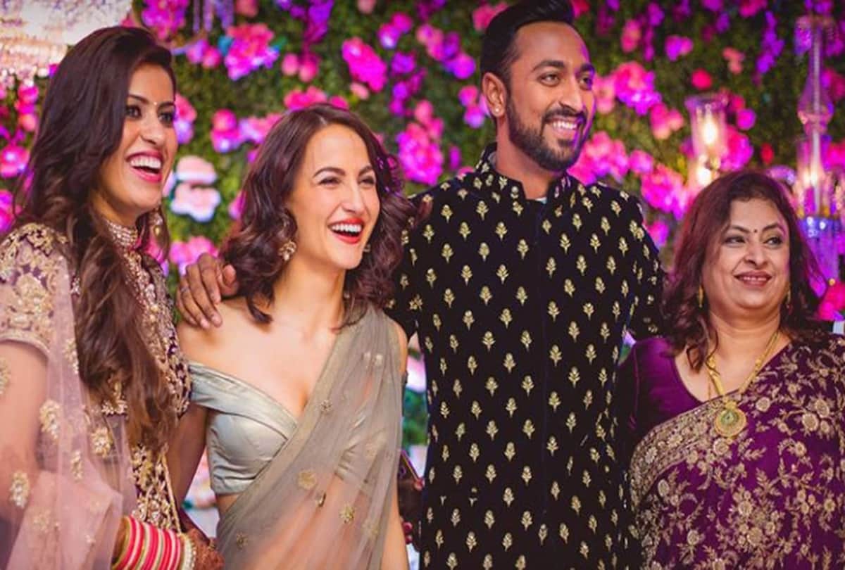 elli avrram shared a picture on instagram fan says hardik pandya is lucky