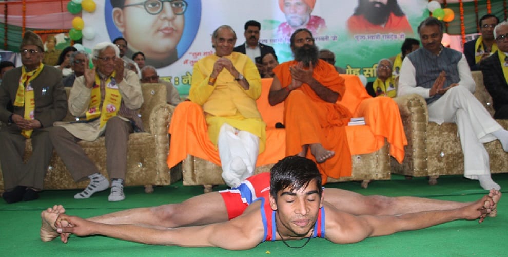 Ramdev said, when PM Modi visits America, come to the airport Trump, know why